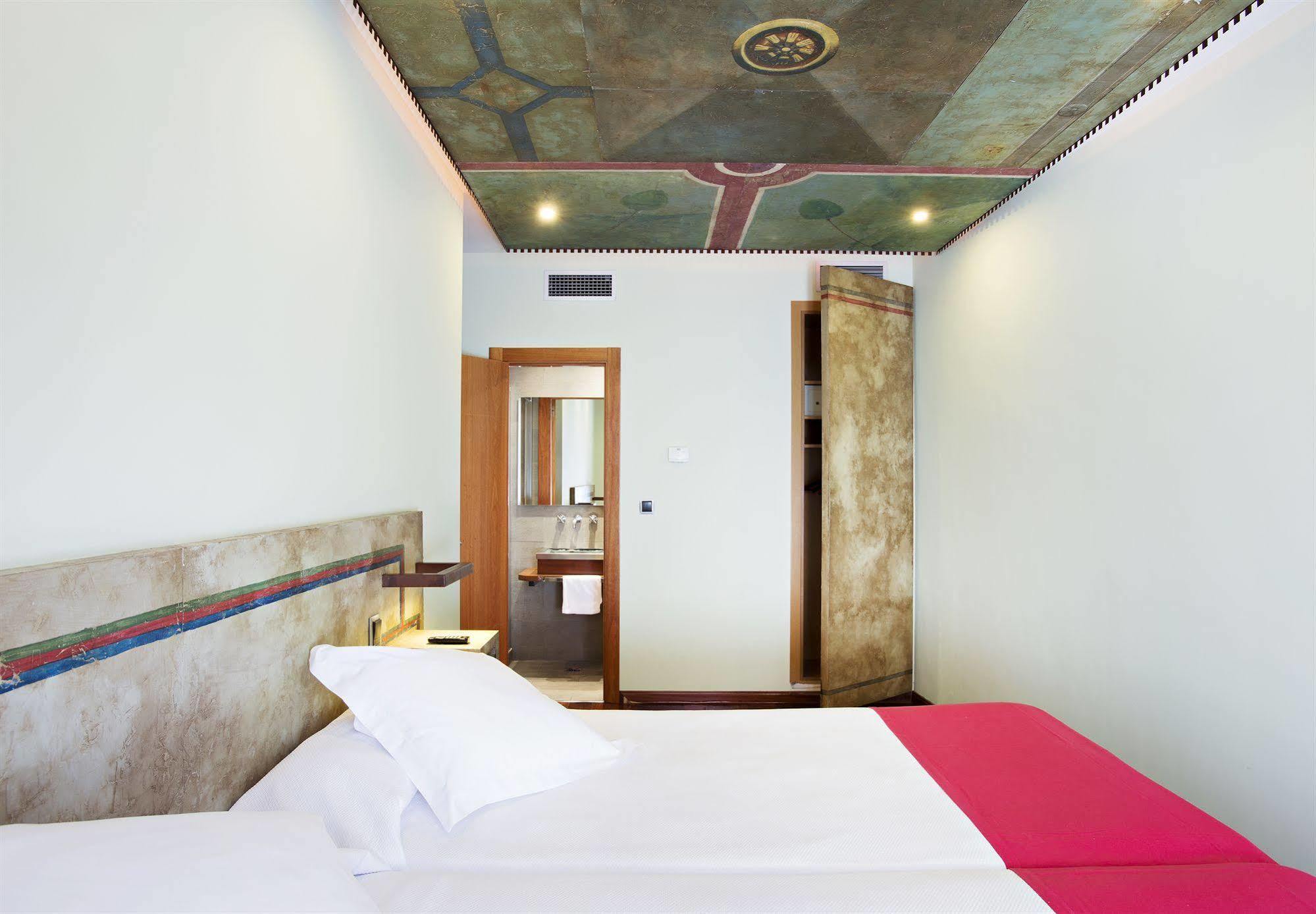 Hospedium Hotel Posada De La Luna Huesca Bagian luar foto